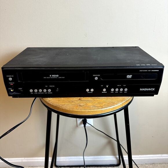 Magnavox DV220MW9 B DVD Player VCR Recorder Combo - PARTS ONLY‎ POWERS ON5 - Picture 1 of 6